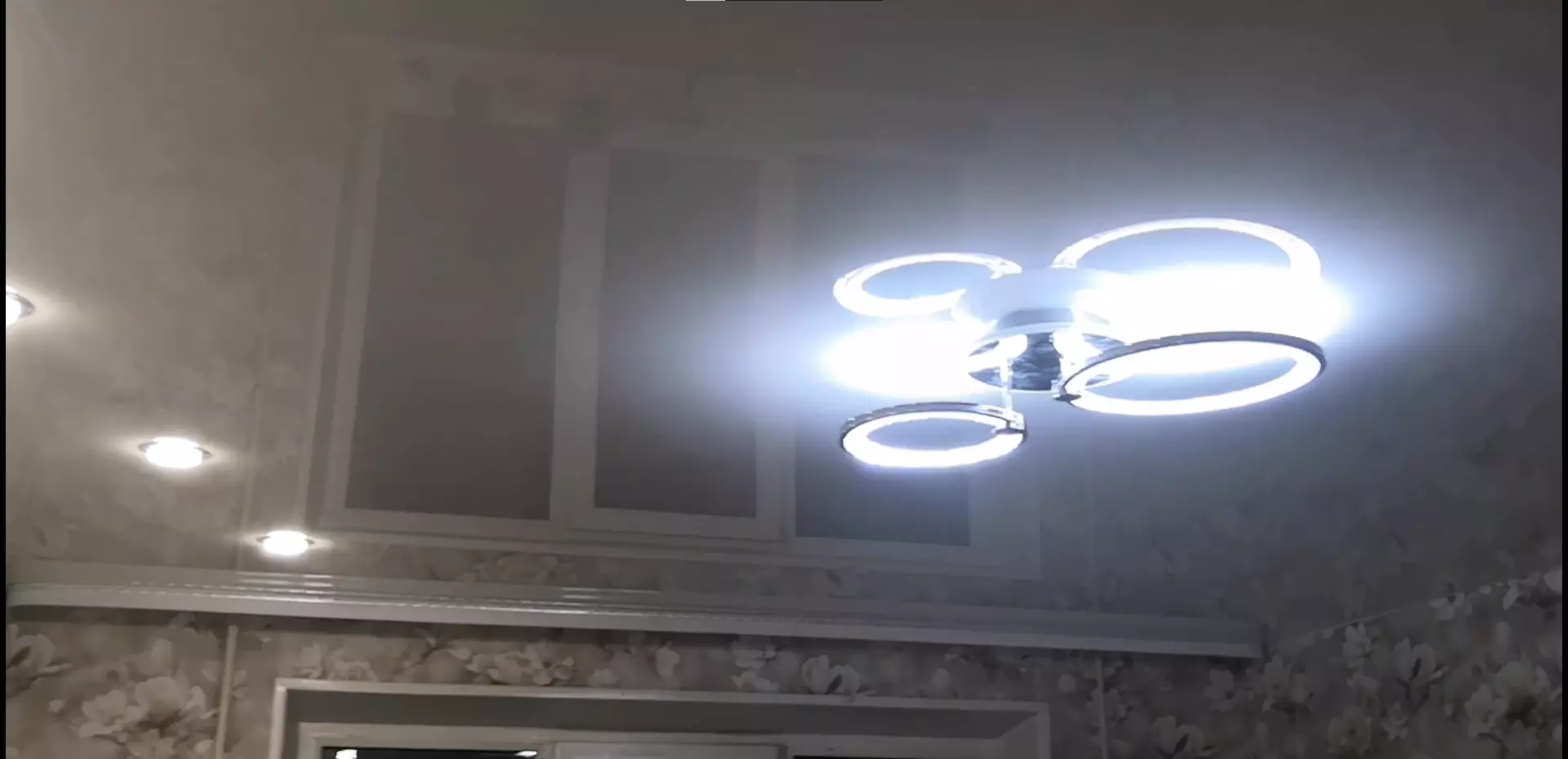 Глянцевый потолок в гостиную