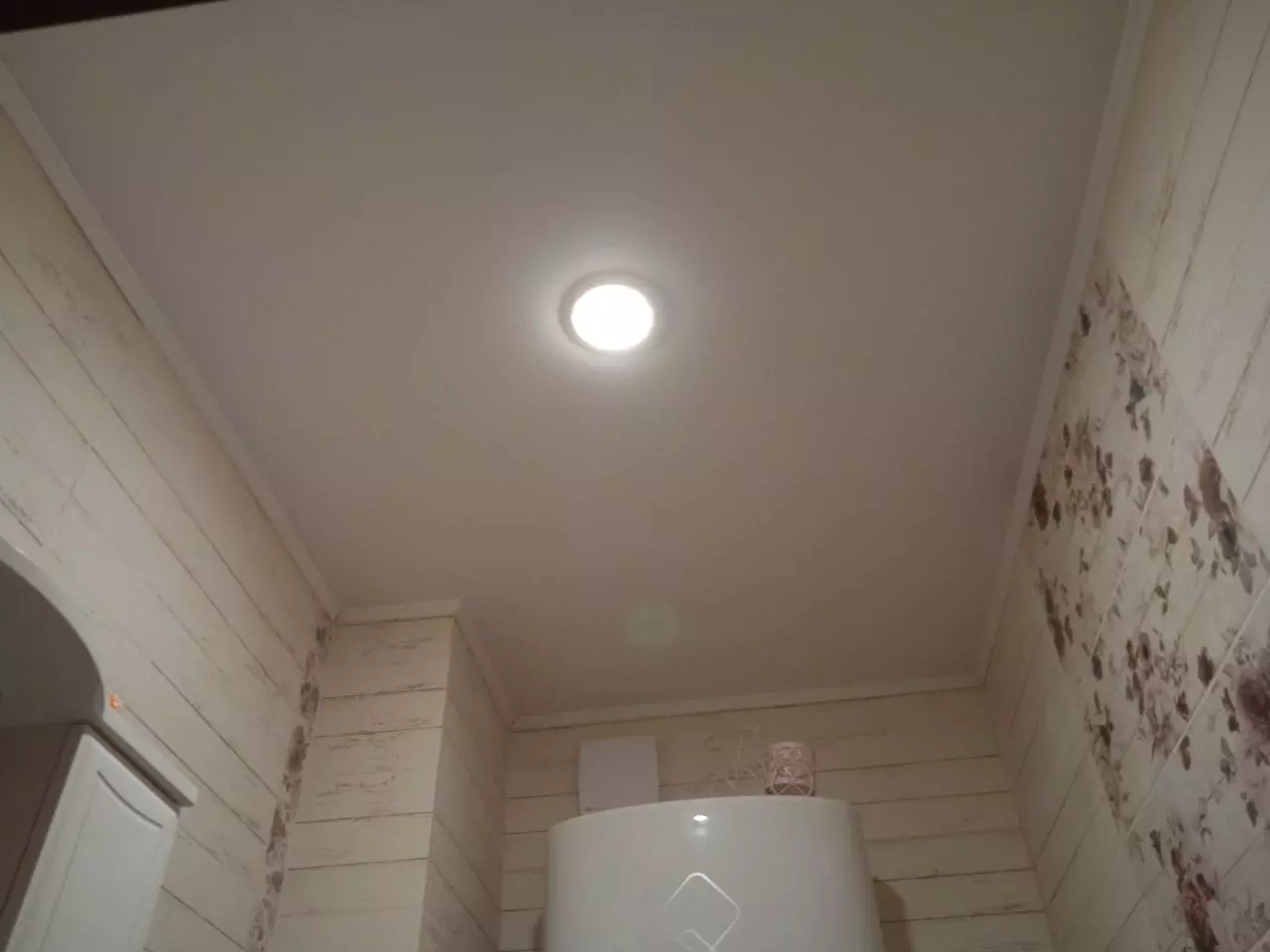 Установка сатинового потолка для ванной