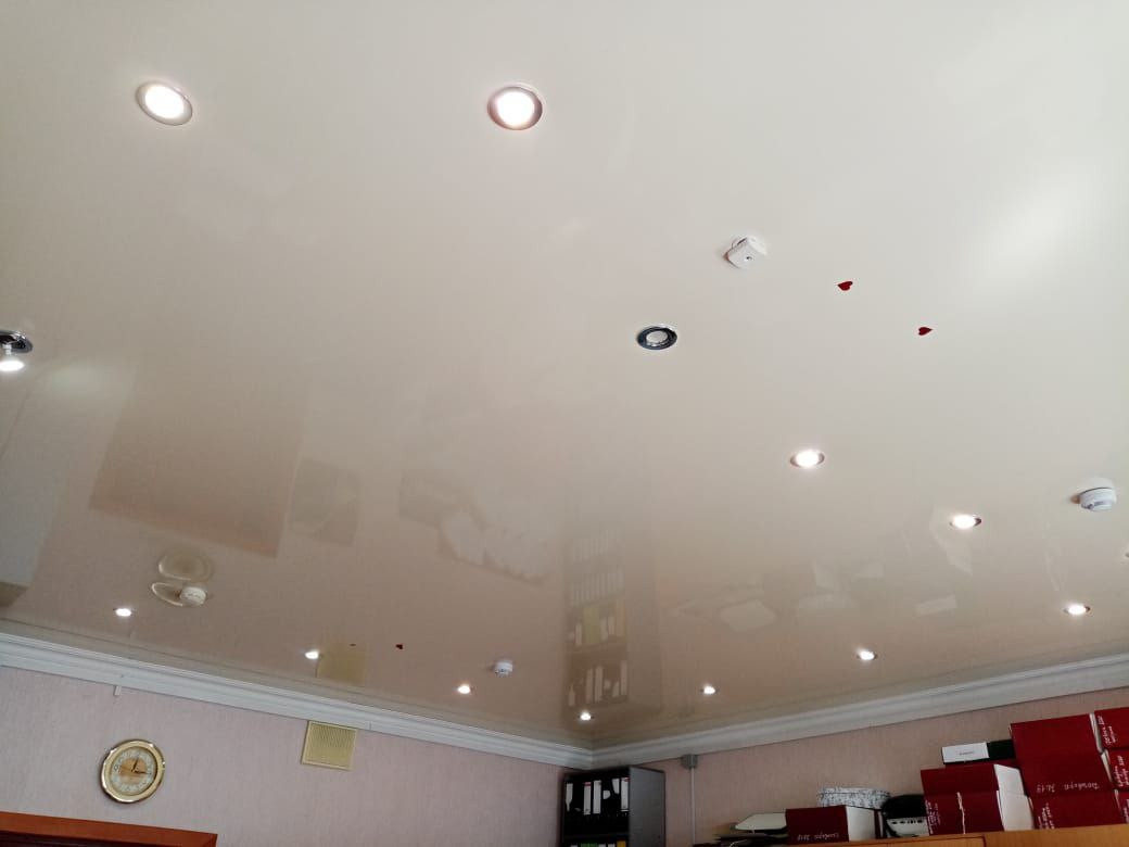 Натяжной потолок в офис с точечными светильниками, фото 2